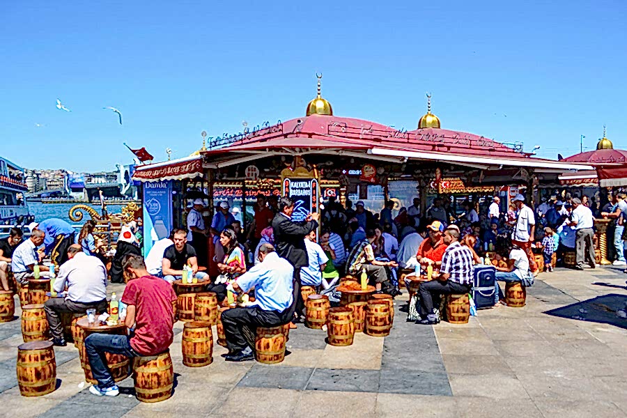 Eminönü'nde balık ekmek yiyin!